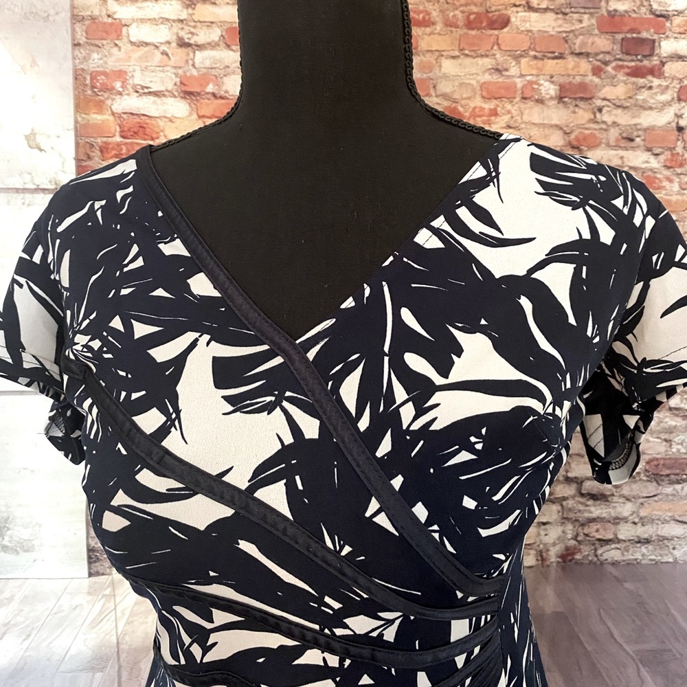 Women’s size 6 Summer dress. Connected Apparel with beautiful cinching design